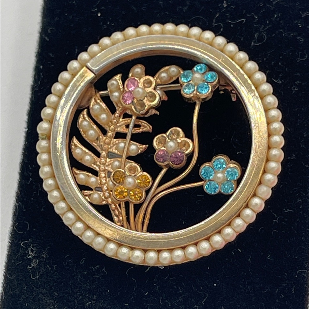 4.7.26-17 Vintage Gold-Tone Floral Pearl Circle Brooch with Multicolor Crystals